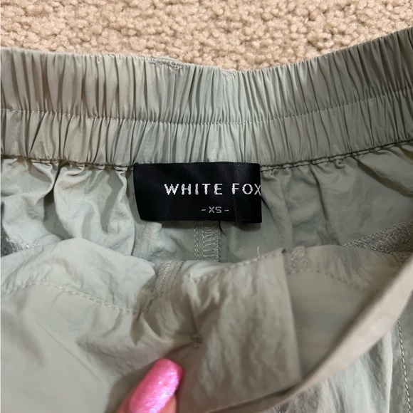 White fox boutique cargo shorts - Picture 3 of 4
